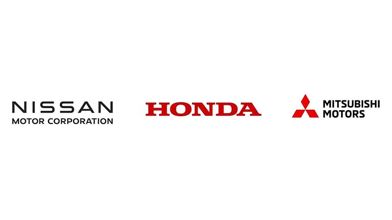 Loga automobilek Nissan, Honda a Mitsubishi, symbolizující propojení aliance