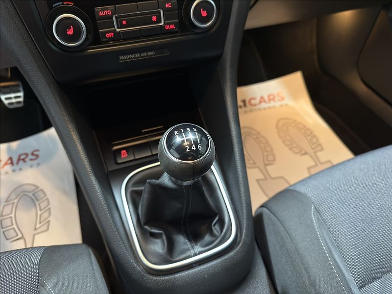 Volkswagen Golf 1,4   TSI STYLE BI-XEN NAVI - fotka 17 z 34