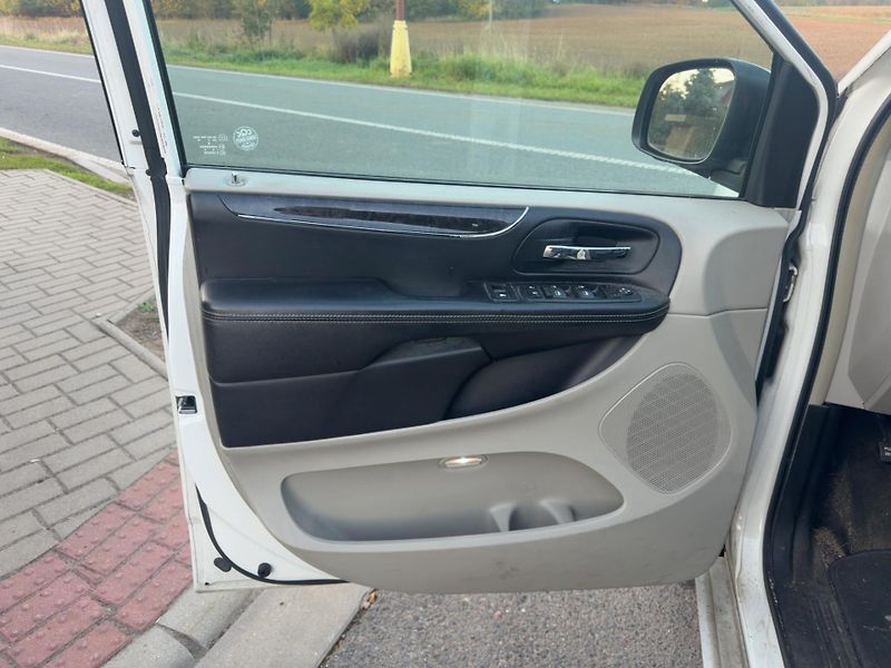 Chrysler Town & Country (2013) 3,6 DVD StownGo kůže 2013 - fotka 16 z 16
