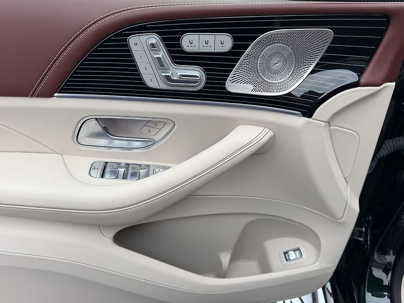 Mercedes-Benz GLS 4MATIC MAYBACH - fotka 22 z 38