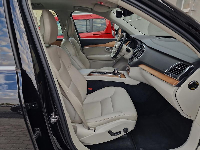 Volvo XC90 B5 AWD Momentum Pro Auto,1Maj - fotka 14 z 50