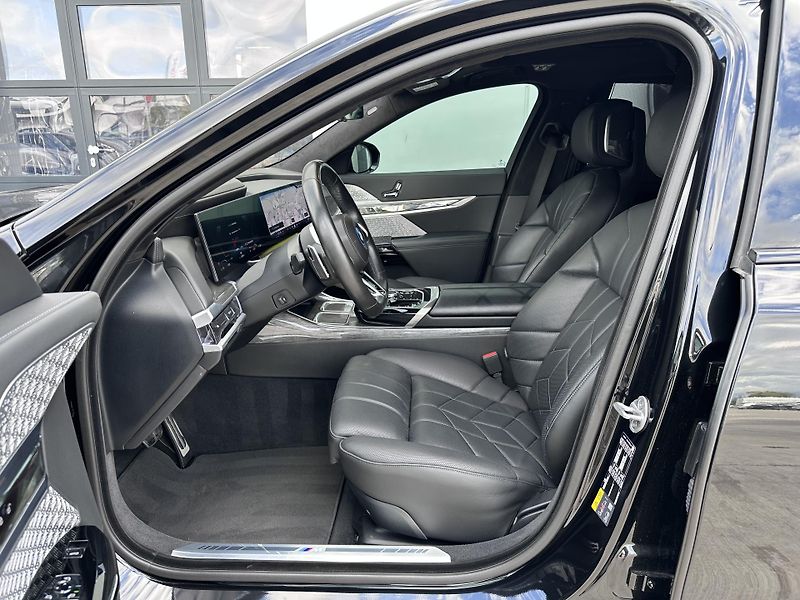 BMW i7 xDrive60 - fotka 7 z 31