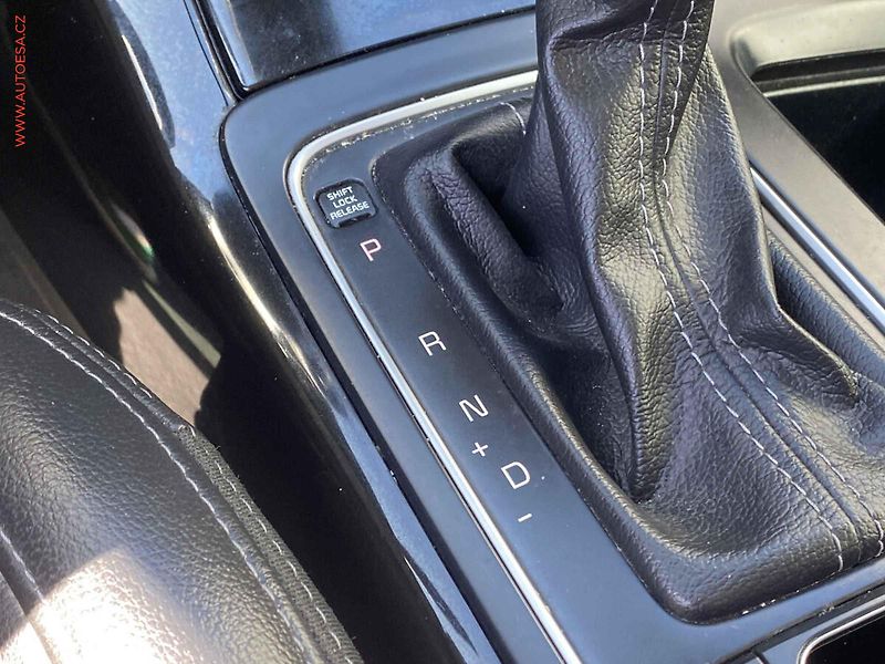 Kia Sorento (2018) 2.2 CRDi 4x4, Platinum, AT - fotka 17 z 22