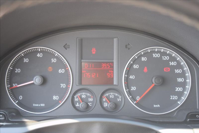 Volkswagen Golf 1,4 i 59KW NOVÁ STK ALU KLIMA - fotka 36 z 46