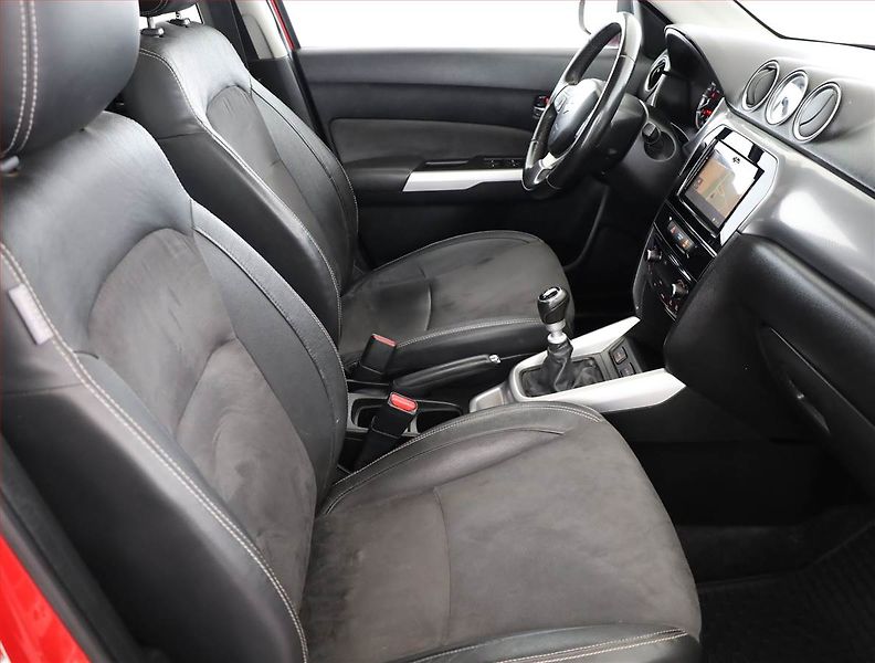Suzuki Vitara (2015) 1.6 DDiS, Kůže, Tempomat - fotka 7 z 18