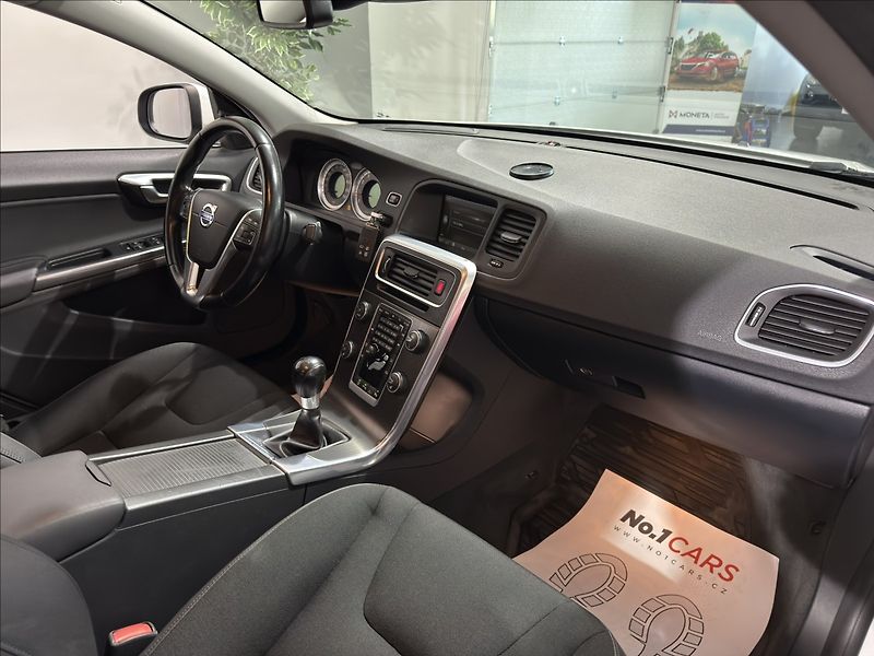 Volvo S60 1,6   T3 SUMMUM XENON BLIS - fotka 20 z 33