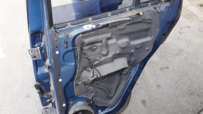 BMW X5 (2002) E53 pravé zadní dveře - fotka 4 z 4
