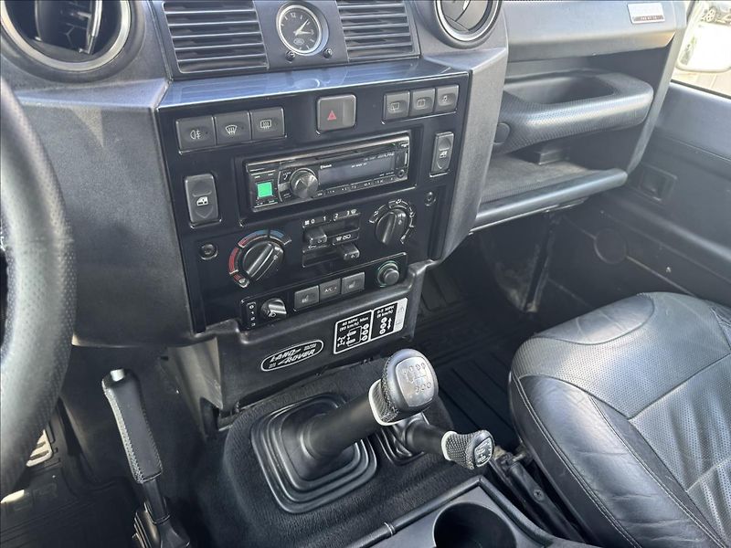 Land Rover Defender 2,2 110 TD4 STW Adventure ČR - fotka 16 z 25
