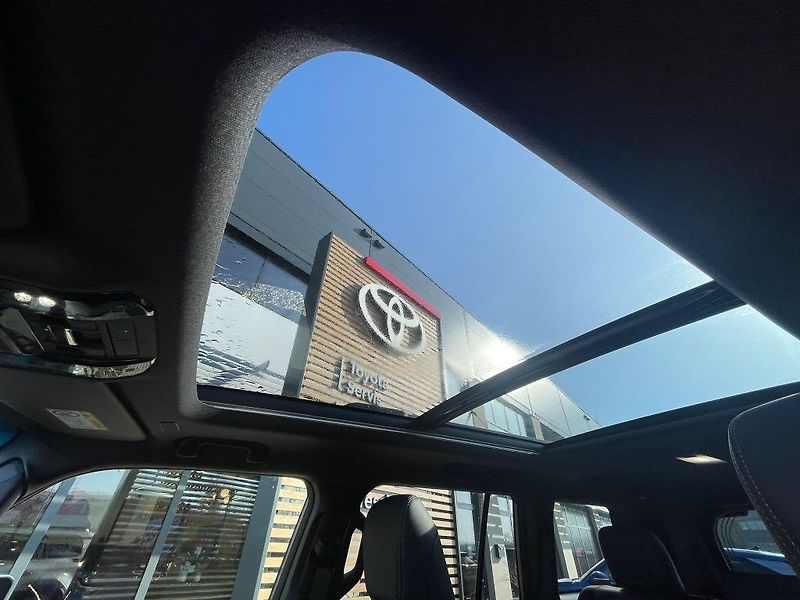 Toyota Land Cruiser 2.8D 8AT 4x4 Executive Skyview - fotka 25 z 34