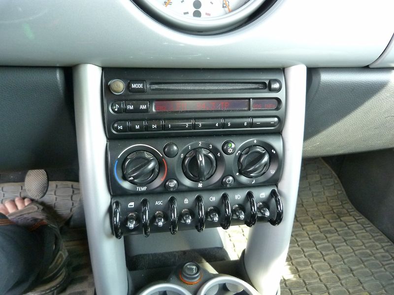 Mini Cooper 1.6 i 85 kw - fotka 15 z 17