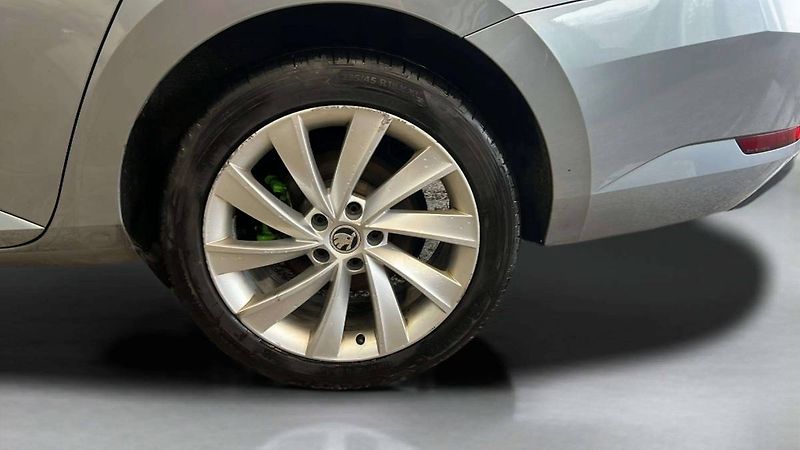 Škoda Superb Liftback 2.0 TDI DSG 140kW 6AT - fotka 34 z 36