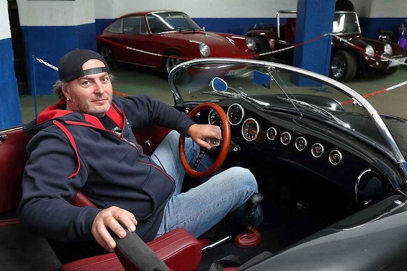 01 - Automobilový nadšenec a sběratel Jaromír Kostlivý otevřel ve Stodu u Plzně nové muzeum veteránů věnované vozům značek Volkswagen Brouk a Porsche. Návštěvníci uvidí naleštěné brouky i auta v procesu renovace, expozice čítá na 40 vozů.