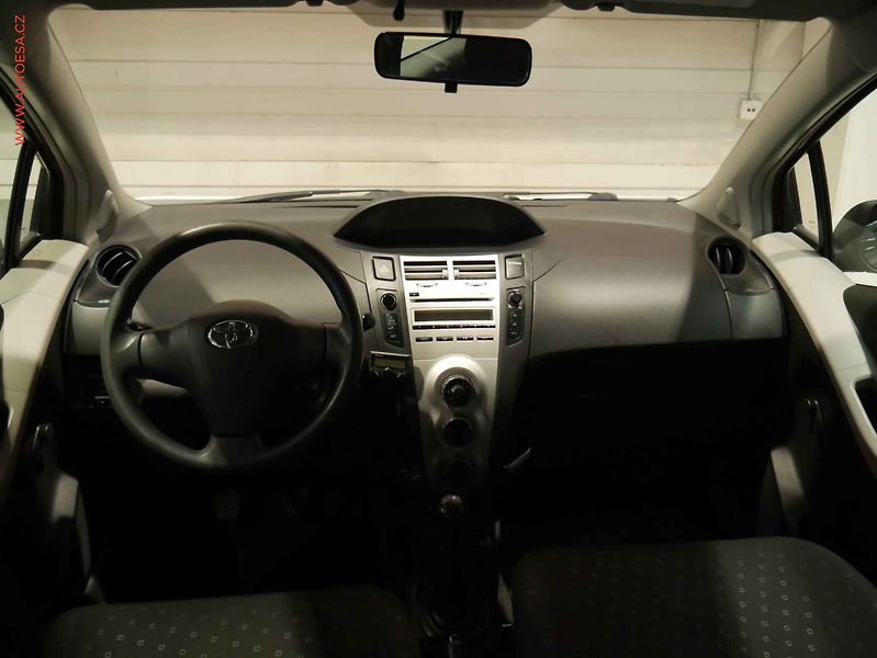 Toyota Yaris (2007) 1.0i, ČR, Klima - fotka 8 z 16