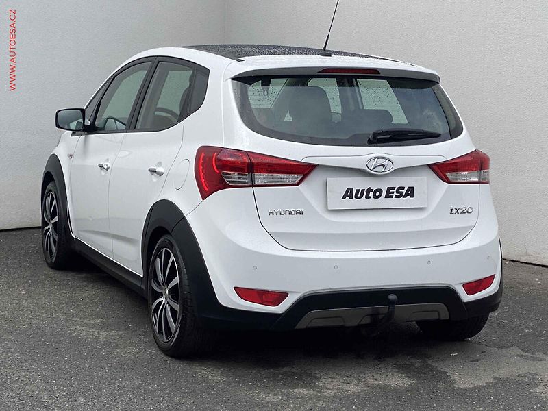 Hyundai ix20 (2015) 1.6i, CrossLine, AT, TZ - fotka 6 z 17