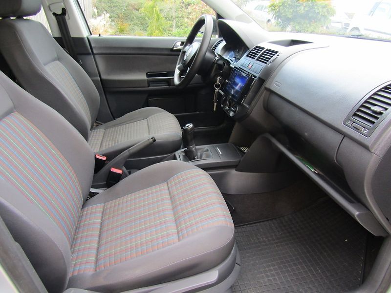 Volkswagen Polo (2006) 1.4 I 55kW  ZIMNÍ PNEU  1.MAJI - fotka 26 z 38