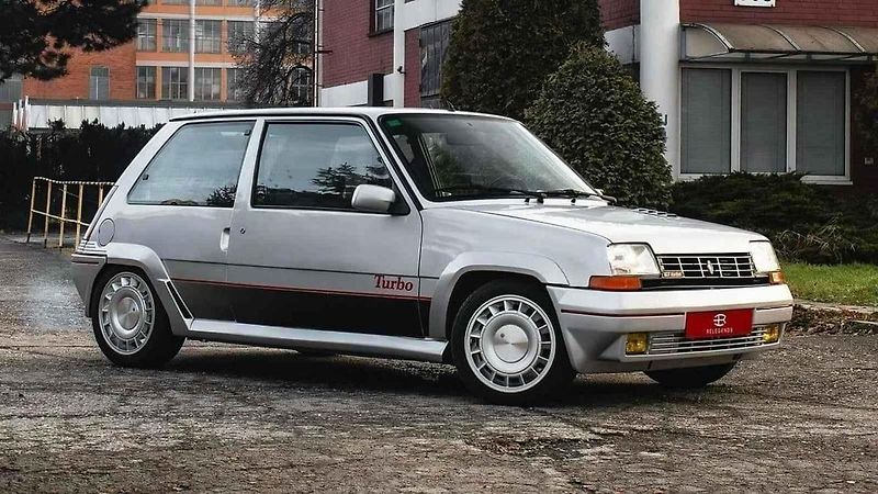 Vydražená Alfa Romeo 2000 GT Veloce, jejímž majitelem byl populární zpěvák Karel Gott.