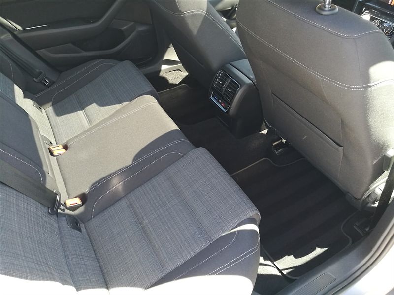 Volkswagen Passat 2,0 TDI DSG - fotka 16 z 24