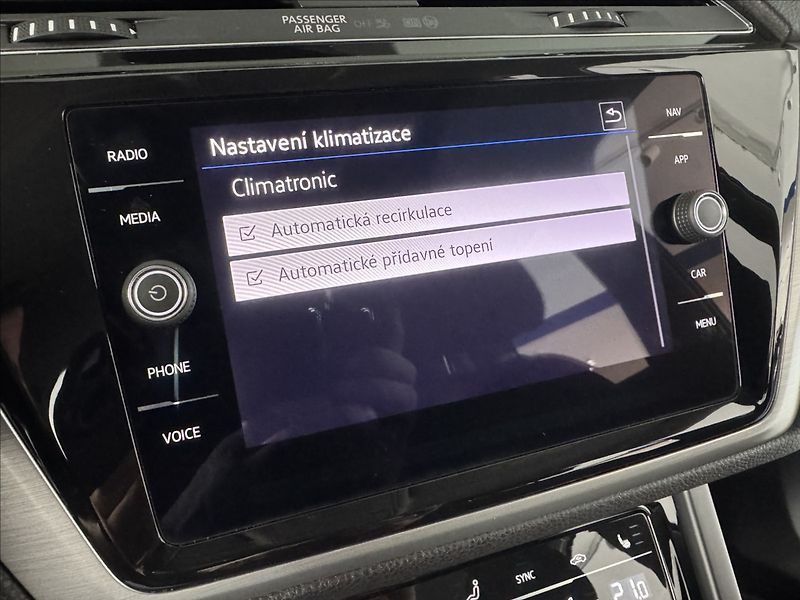 Volkswagen Touran 2,0 TDi  DSG Comfortline LED V - fotka 37 z 43