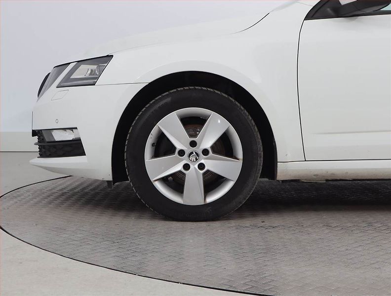 Škoda Octavia (2019) 1.5 TSI, Automat, Navi - fotka 15 z 21