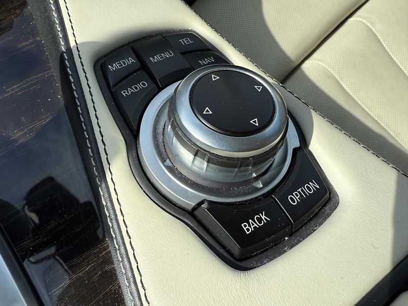 BMW Řada 6 650i xDRIVE M-PAKET LED NAVI - fotka 30 z 40