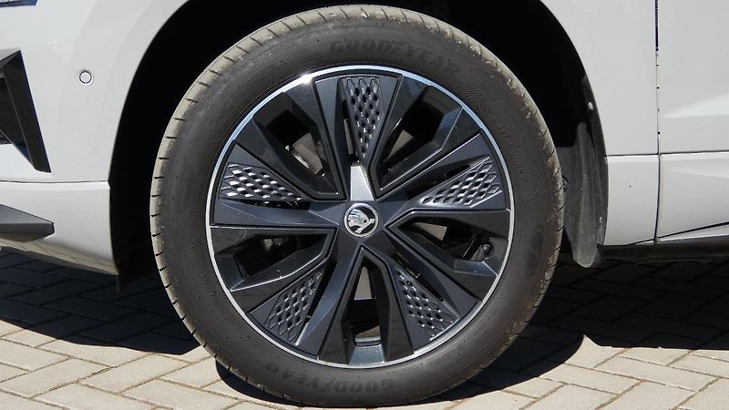 Škoda Karoq 1,5 TSI DSG Sportline - fotka 25 z 26