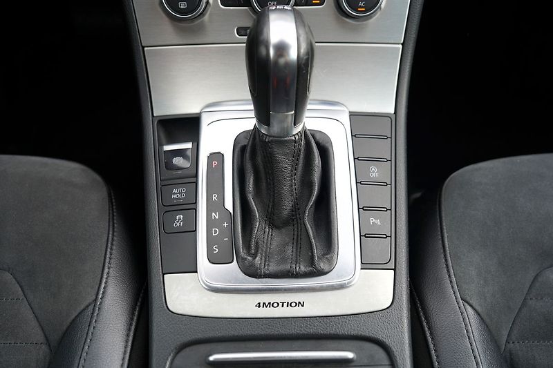 Volkswagen Passat 2.0 TDI 4Motion DSG/16Al./170P - fotka 31 z 38