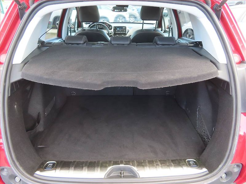 Peugeot 2008 (2017) 1.6 BlueHDi, Navi, Tempomat - fotka 13 z 20
