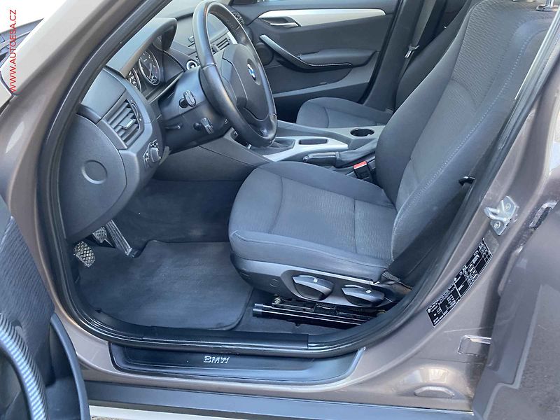 BMW X1 (2010) 2.0d sDrive18d, AC, TZ, park - fotka 9 z 15