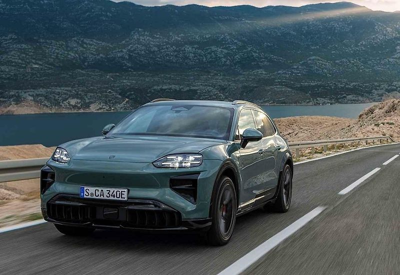 Nové Porsche Cayenne v nového showroomu značky v Praze-Ořechu.