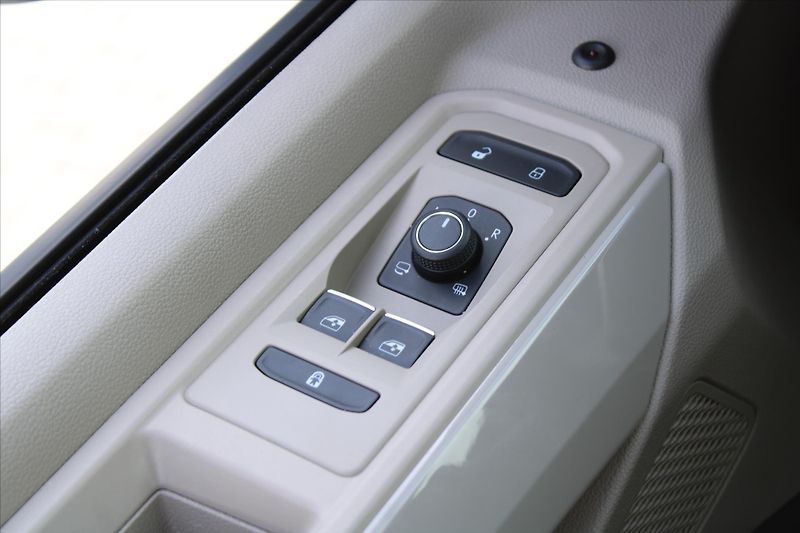 Volkswagen Multivan 2.0TDI 110kW DSG LONG HIGHLINE - fotka 12 z 27