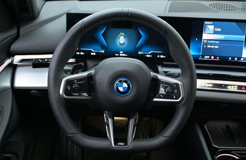 BMW i5 xDrive40 Touring M SoH 96% Taž - fotka 6 z 26