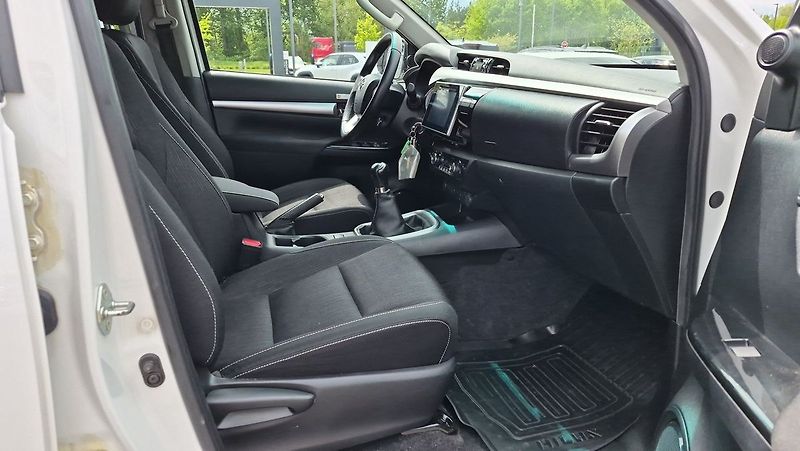 Toyota Hilux Active  2.4L Diesel 6M/T 4x4 - fotka 11 z 23