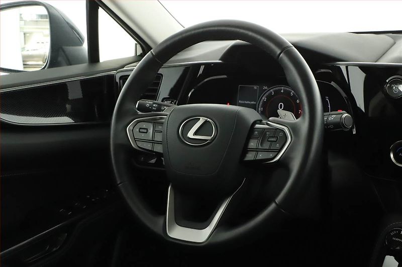 Lexus NX 200t (2023) 350h - fotka 16 z 18