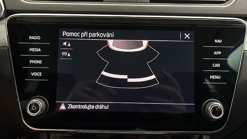 Škoda Superb 2.0 TDI Ambition Combi - fotka 12 z 25