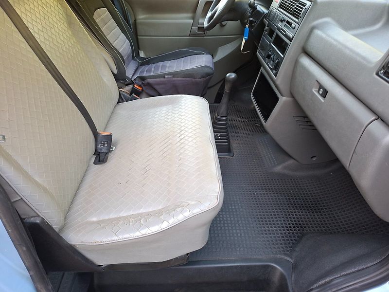 Volkswagen Transporter (2001) 1.9TD 50kW -6.MÍST-TAŽ.ZAŘ. - fotka 11 z 15