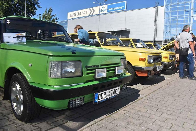 Tři desítky „chlouby“ východoněmeckého automobilového průmyslu si dalo sraz v Hradci Králové.
