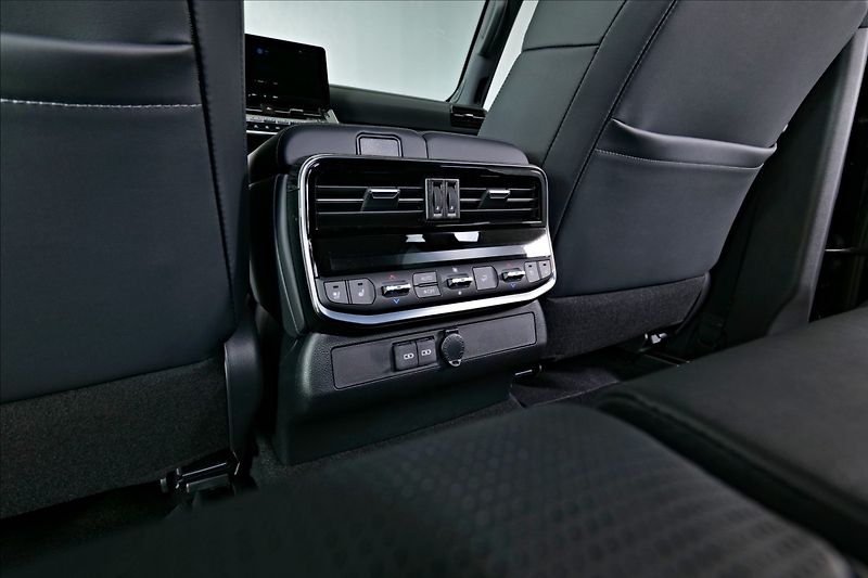 Toyota Land Cruiser (2026) LC300 Premium - fotka 23 z 27