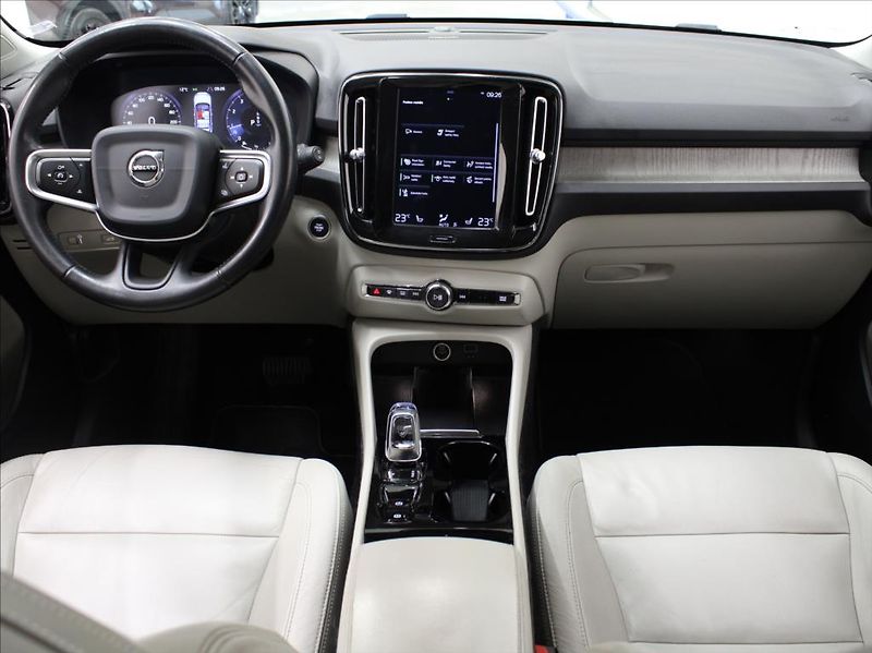 Volvo XC40 2,0 T4 140kW Insc. H/K 1.maj.Č - fotka 8 z 23