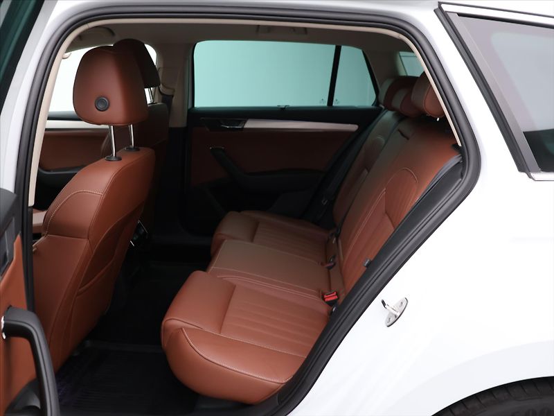 Škoda Superb 2,0 - fotka 13 z 34