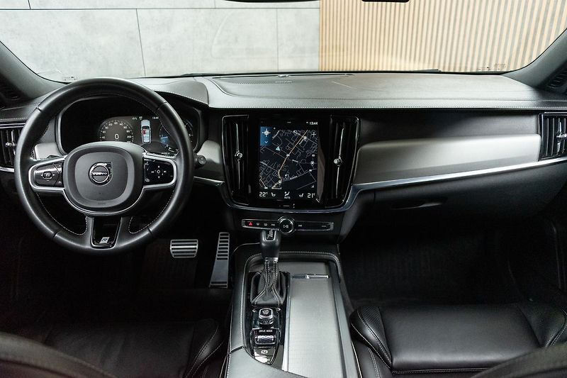 Volvo V90 D5 AWD R-DESIGN*HARMAN/KARDON* - fotka 7 z 42