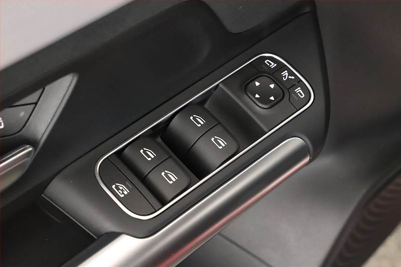 Mercedes-Benz GLA (2025) 220 4MATIC - fotka 21 z 23