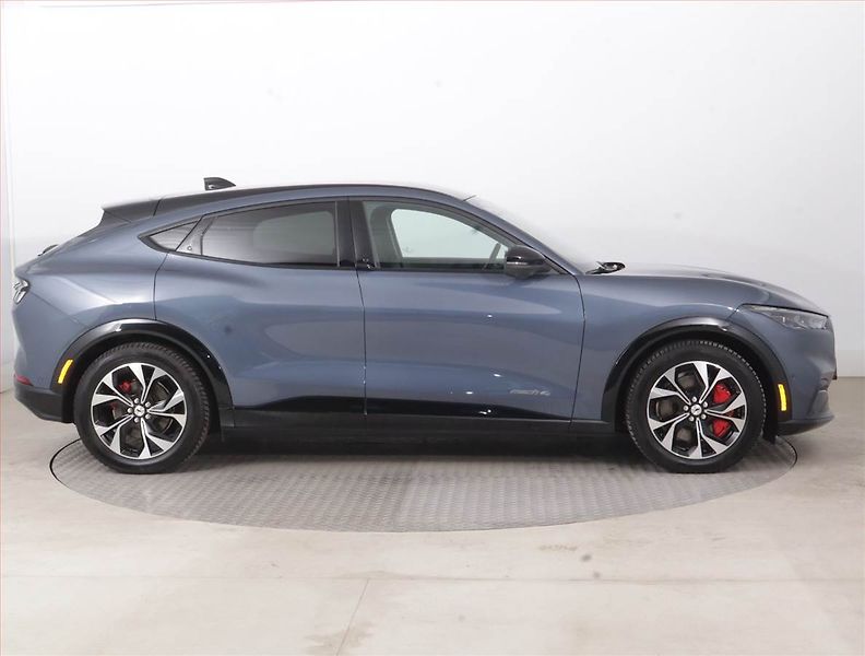 Ford Mustang Mach-E (2021) Standard Range AWD, SoH 94% - fotka 6 z 21