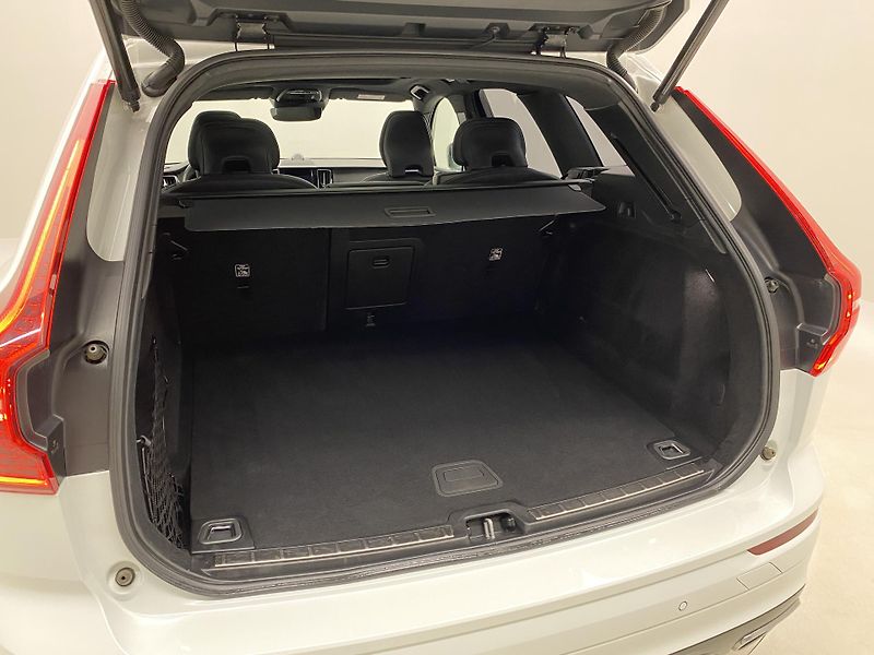 Volvo XC60 B6 AWD R-DESIGN AUT  - fotka 6 z 52