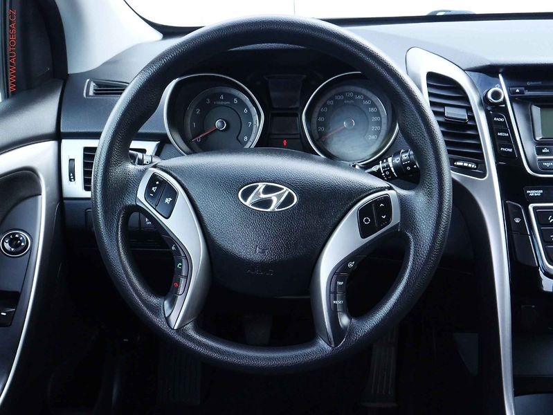 Hyundai i30 (2013) 1.4CVVT, AC, park.čidla - fotka 13 z 14