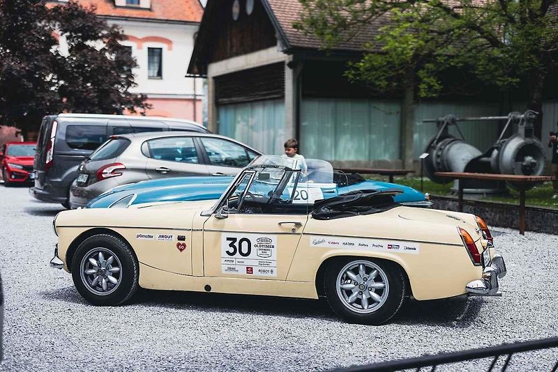 Všichni účastníci s vozy v cíli druhého ročníku Oldtimer Expressu, který mířil z Prahy do řeckých Atén.