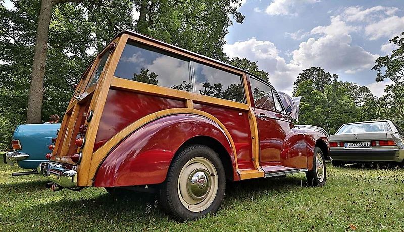 Sokolovská soutěž ElegancRallye vystavila železné miláčky u zámku Kynžvart