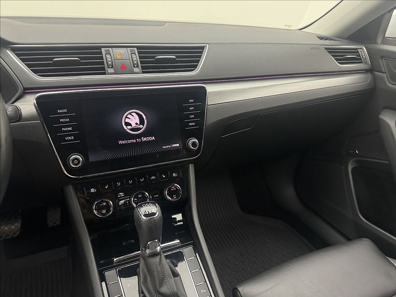 Škoda Superb 2,0 DSG 4X4 ACC CANTON STYLE+ - fotka 15 z 49