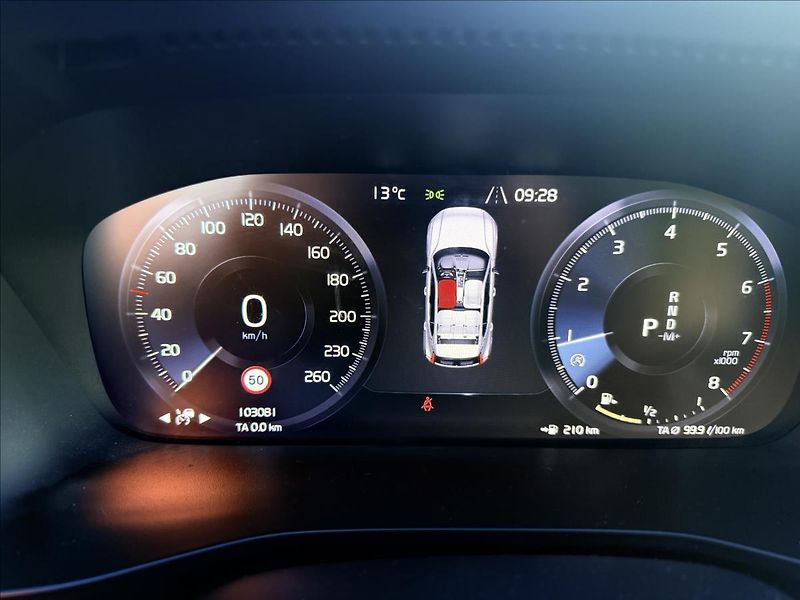 Volvo XC40 2,0 T4 Inscription AWD - fotka 12 z 31