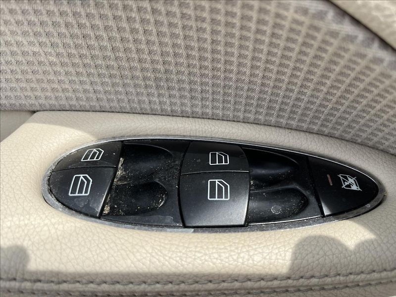 Mercedes-Benz Třídy E 3,2 i E320 AUT 165KW 4MATIC AC - fotka 26 z 34