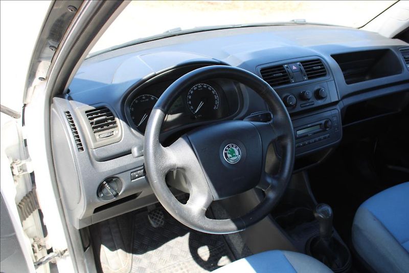 Škoda Fabia 1,2 i  STK 5/2028, ČR - fotka 10 z 19